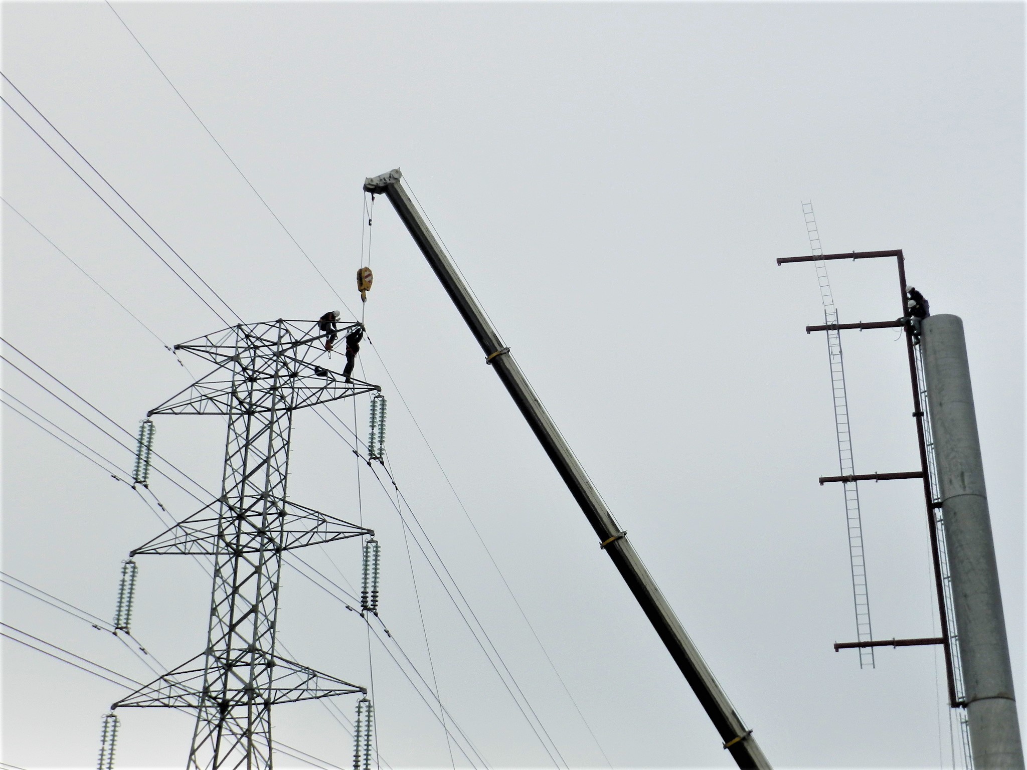 Elevacin de Torre con Lneas Energizadas.